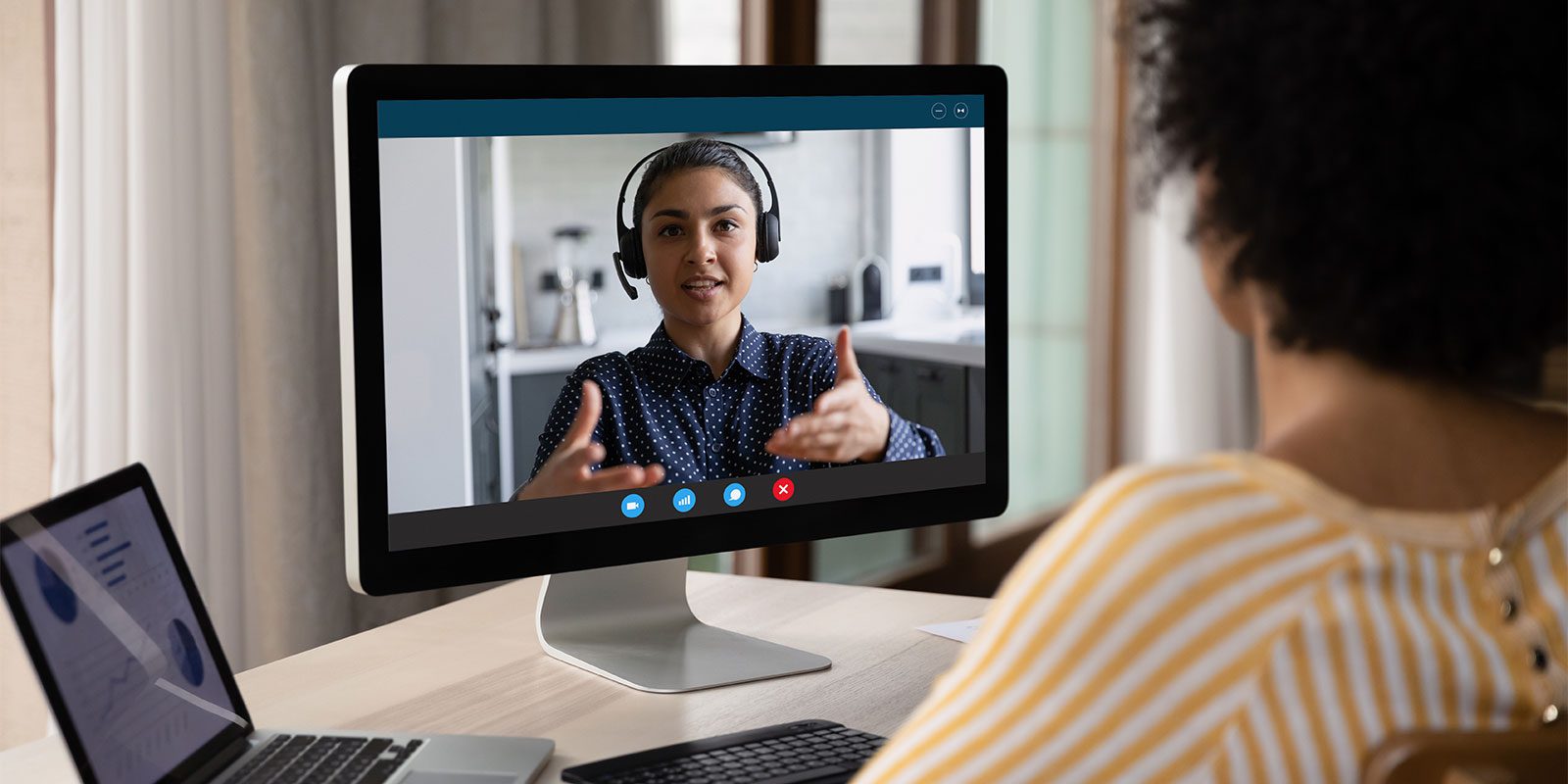 2 women have a video meeting.